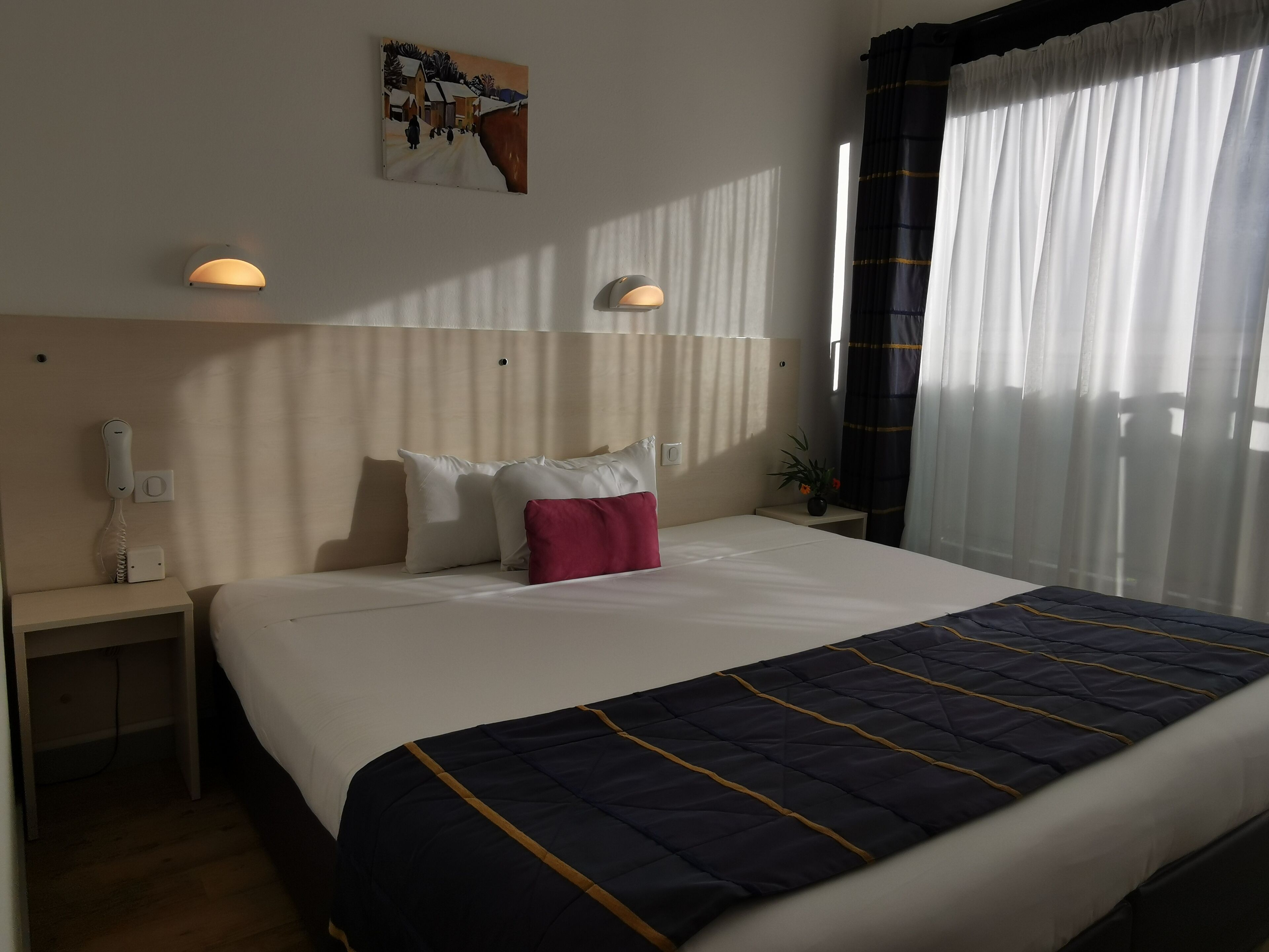 standard double room, 1 king bed | 1 bedroom, individually decorated, individually furnished, desk