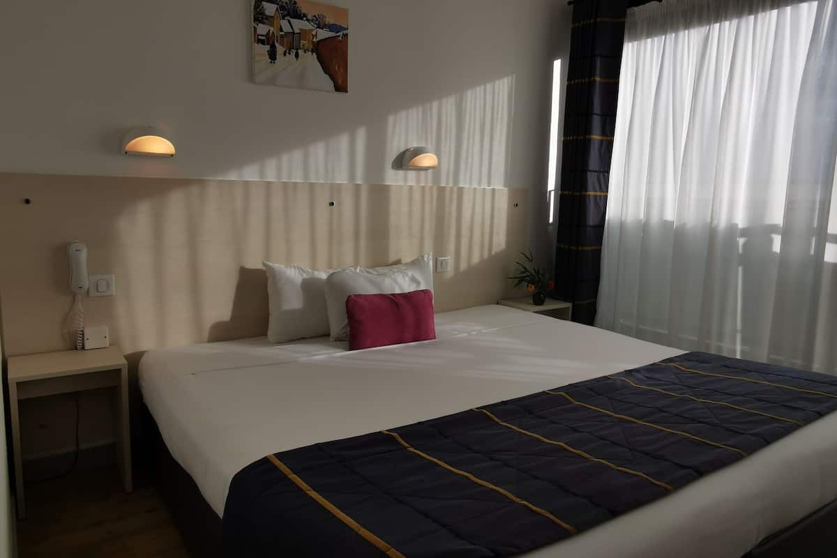 standard double room, 1 king bed | 1 bedroom, individually decorated, individually furnished, desk