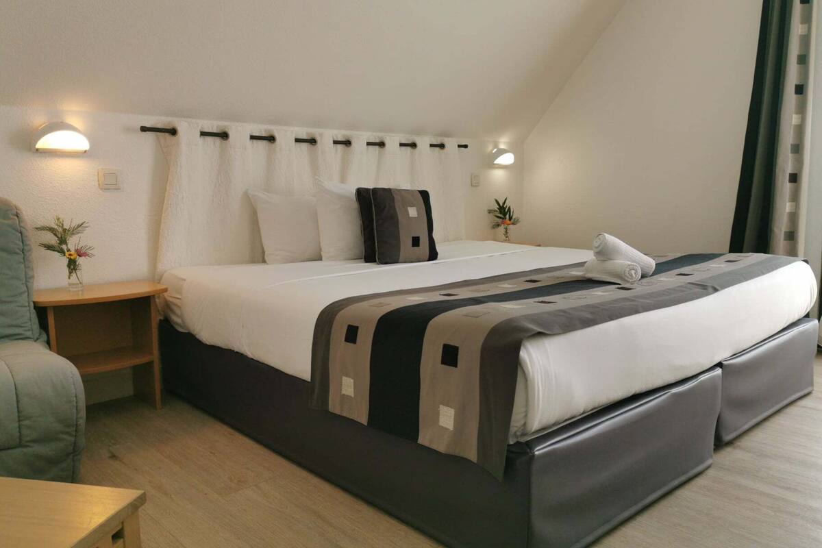 superior double room | 1 bedroom, individually decorated, individually furnished, desk