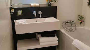 Habitació doble superior | Bany | Assecador de cabells, tovalloles, sabó i xampú