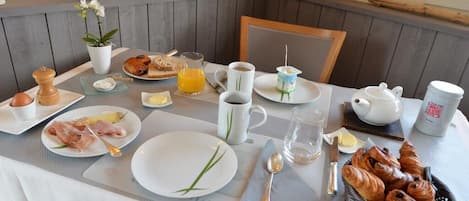 Frukostbuffé varje dag (EUR 15 per person)