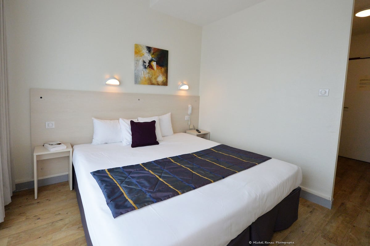 Doppia Standard, 1 letto king | Con stile personalizzato, con arredamento individuale, una scrivania