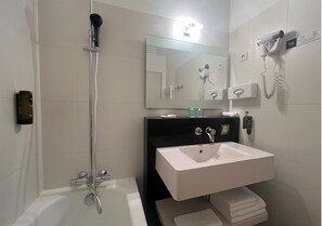 Habitación doble superior | Baño | Artículos de higiene personal ecológicos, secador de pelo y toallas
