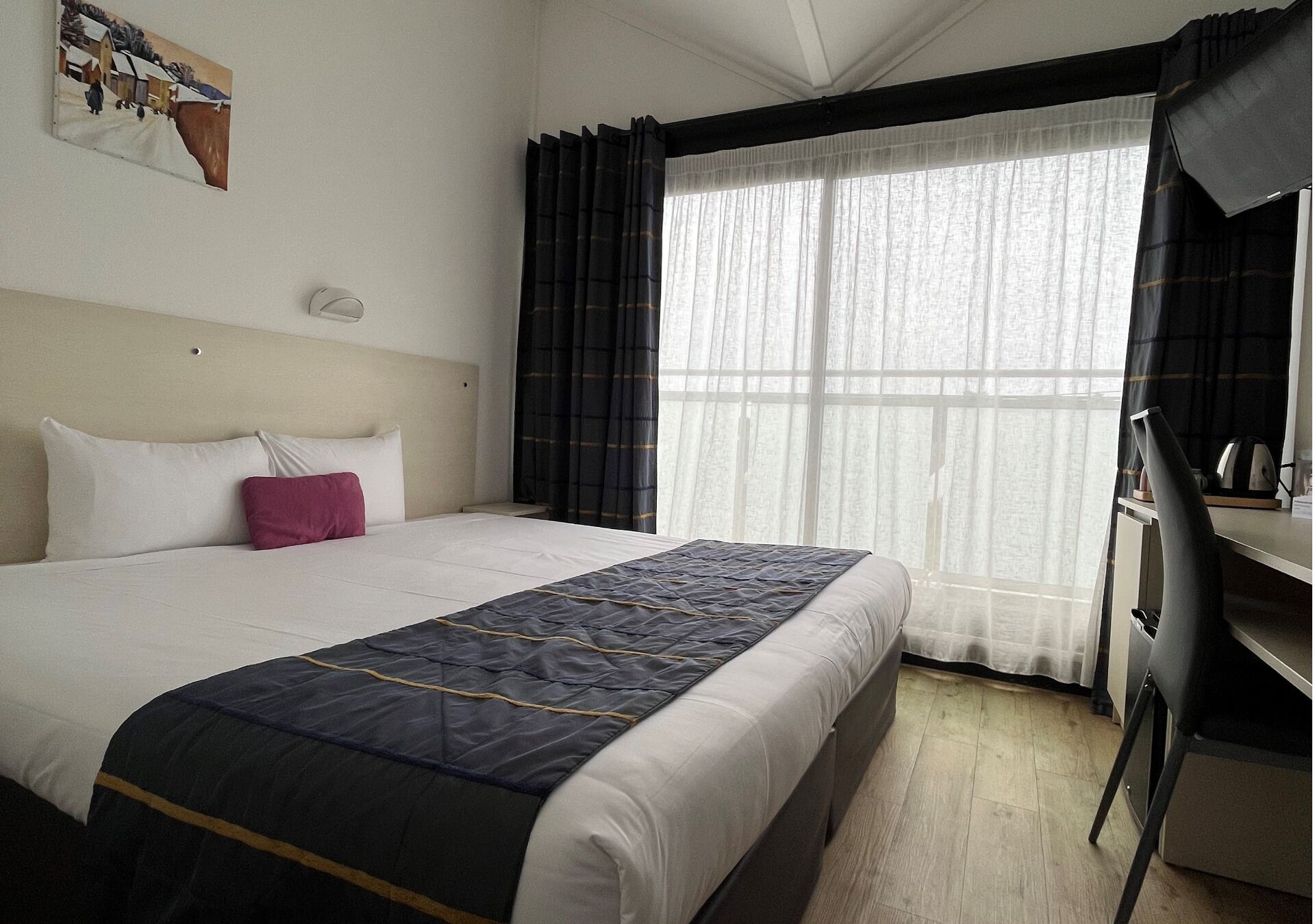 Decoración personalizada, muebles diferentes y escritorio 