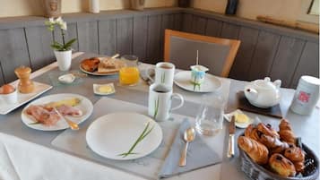 Daily buffet breakfast (EUR 15 per person)