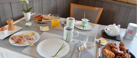 Daily buffet breakfast (EUR 15 per person)