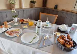Desayuno buffet diario (EUR 15 por persona)
