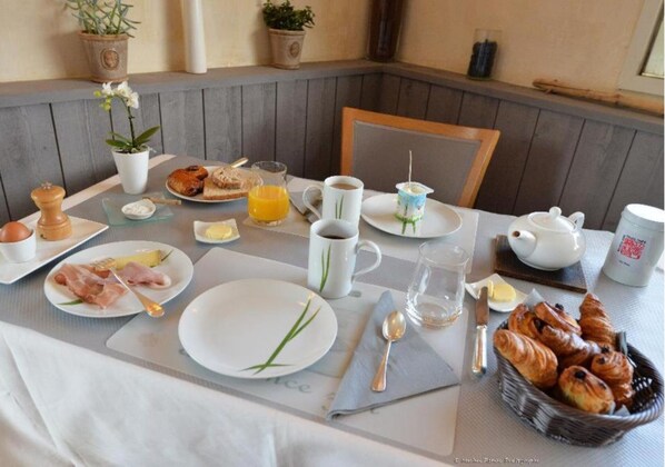 Daily buffet breakfast (EUR 15 per person) - Le Gavrinis (Baden)