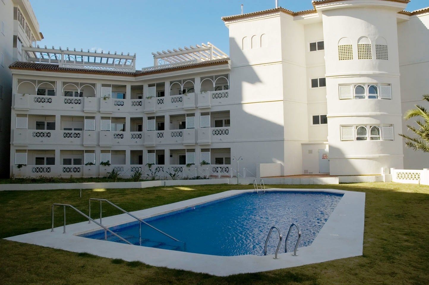 室内游泳池，季节性开放的室外游泳池