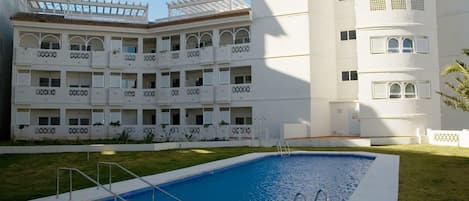 Una piscina cubierta, una piscina al aire libre de temporada