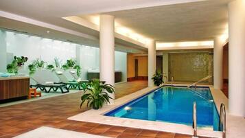 Piscina interna, piscina externa sazonal