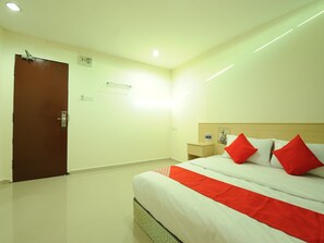 Deluxe Double Room, 1 King Bed | Desk, iron/ironing board, free WiFi, bed sheets - OYO 1055 Batu Caves Star Hotel (Kuala Lumpur)