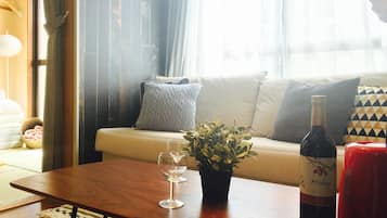 Escritorio, wifi gratis y ropa de cama