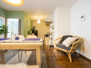 Habitación (701) | Área de sala de estar | Televisión de pantalla plana