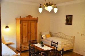 Hypo-allergenic bedding, minibar, in-room safe, individually decorated - Hotel Mohrenbrunnen (Eisenberg)