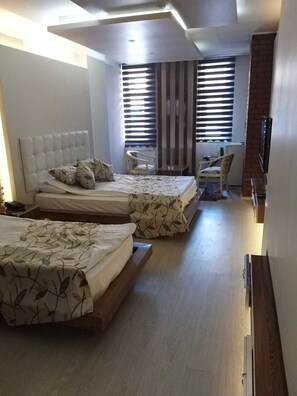 Minibar, free WiFi, bed sheets