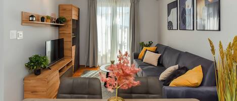 Leilighet, 1 soverom, sjøutsikt (Ive) | Oppholdsområde | En 43-tommers LED-TV med digitale kanaler