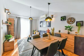 Appartement, 1 chambre, vue mer (Ive) | Coin séjour | Télévision LED de 43 pouces avec chaînes numériques