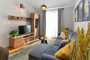 Appartement, 1 chambre, vue mer (Ive) | Coin séjour | Télévision LED de 43 pouces avec chaînes numériques