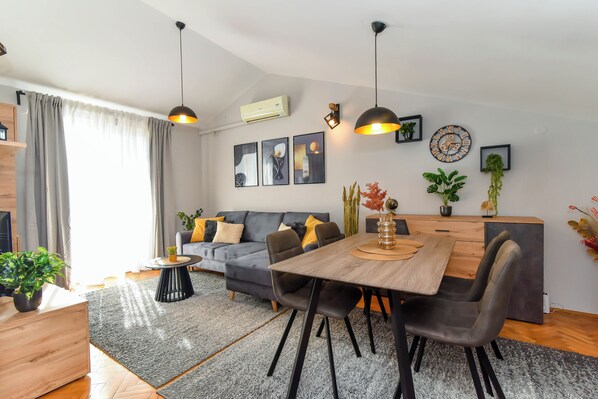 Apartment, 1 Bedroom, Sea View (Ive) | Living area | 43-inch LED TV with digital channels