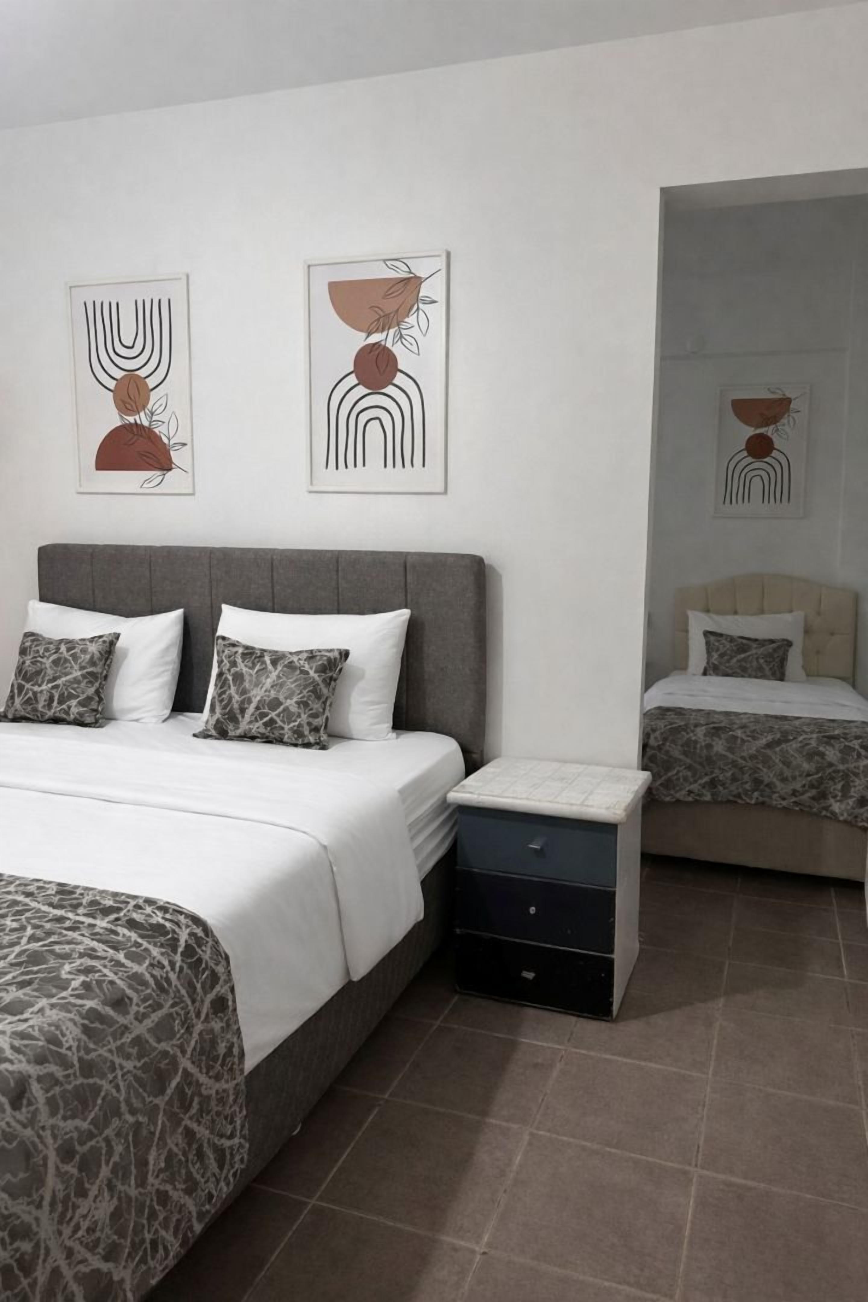 Familierom | Allergitestet sengetøy, safe på rommet og skrivebord