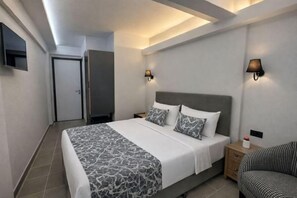 ห้องอีโคโนมีดับเบิล | เครื่องนอนป้องกันสารก่อภูมิแพ้, ตู้นิรภัยในห้องพัก, โต๊ะทำงาน