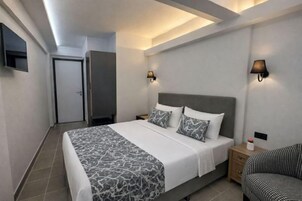 Economy Double Room | Hypo-allergenic bedding, in-room safe, desk, laptop workspace