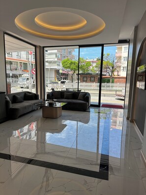 ฝ่ายต้อนรับ