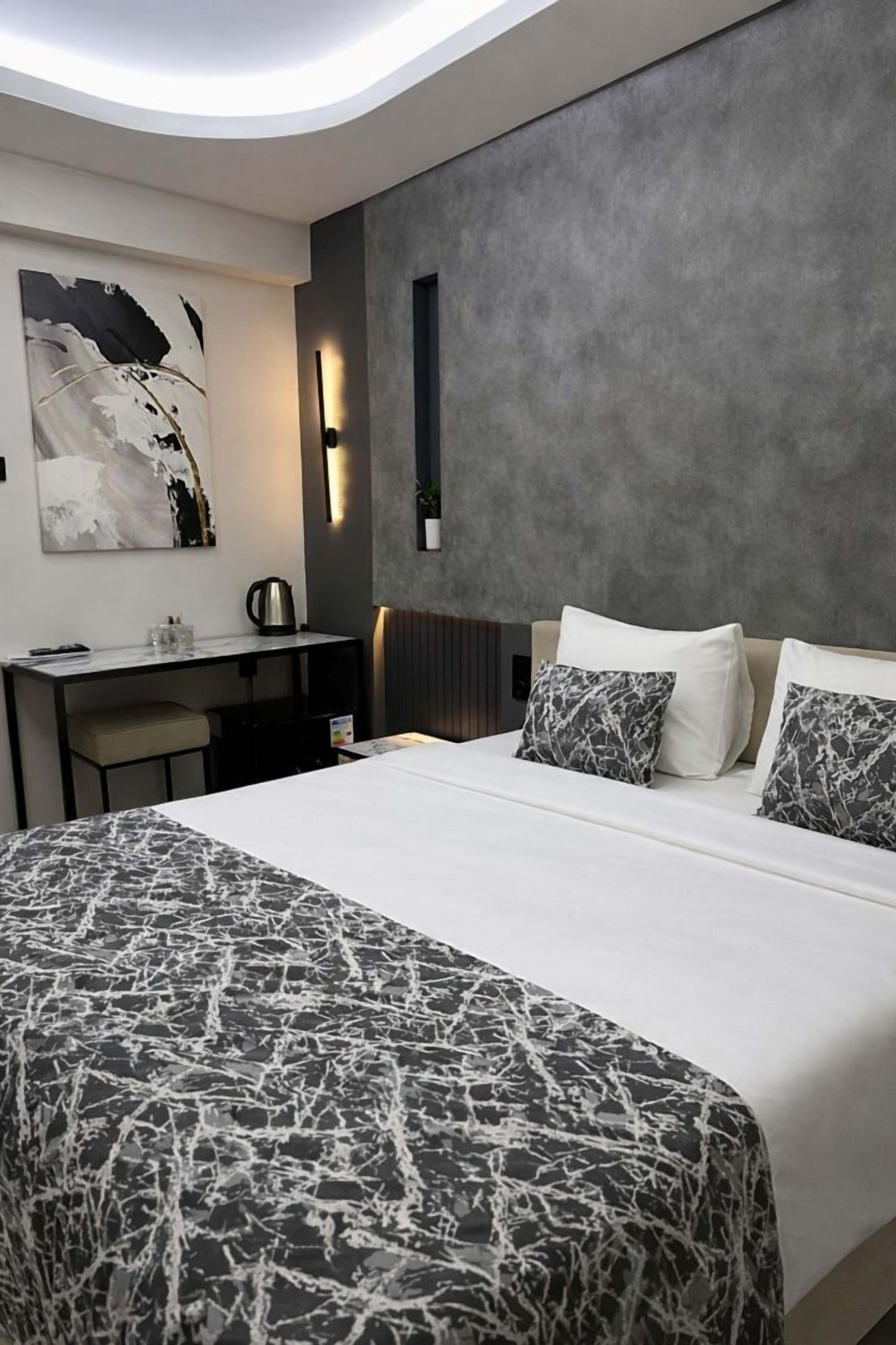 Rom – deluxe | Allergitestet sengetøy, safe på rommet og skrivebord