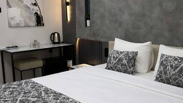 Deluxe Room | Hypo-allergenic bedding, in-room safe, desk, laptop workspace