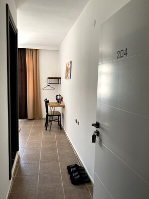 Habitación económica doble | 1 dormitorio, ropa de cama hipoalergénica, caja fuerte y escritorio