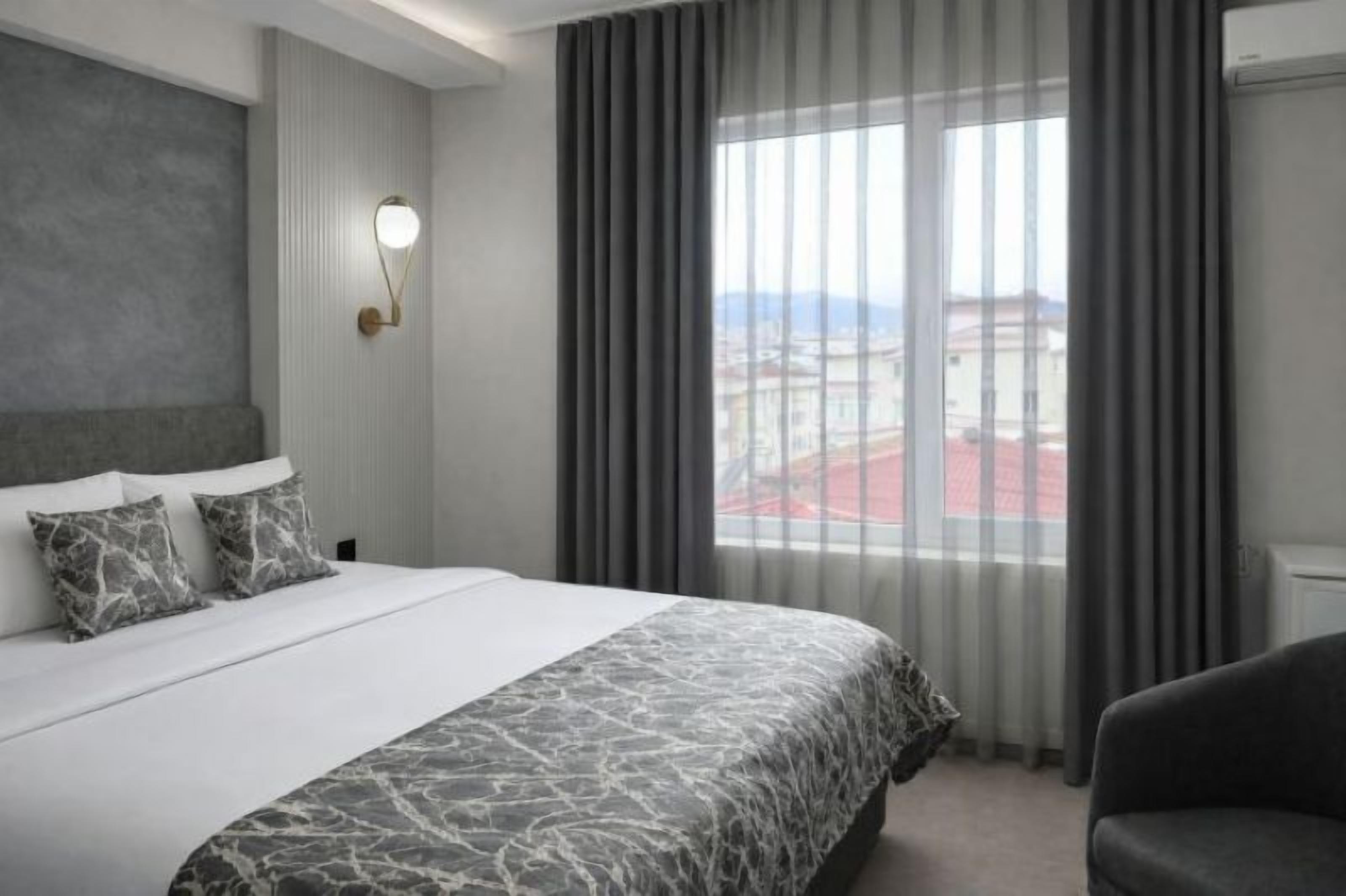 Dobbeltrom – panorama | Allergitestet sengetøy, safe på rommet og skrivebord