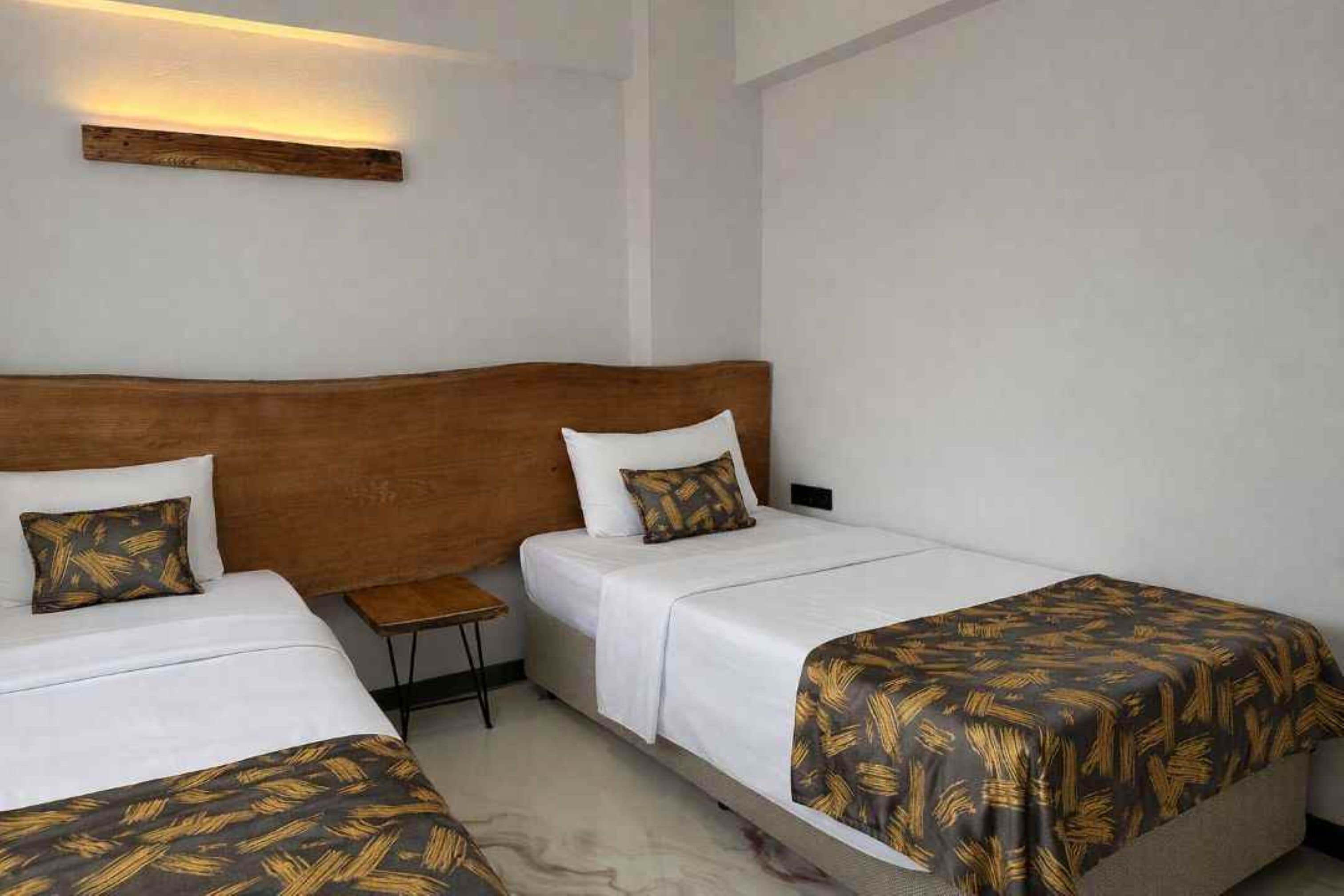 Rom – standard, flere senger | Allergitestet sengetøy, safe på rommet og skrivebord