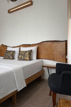 Quarto casal clássico | Roupas de cama antialérgicas, cofres nos quartos, escrivaninha