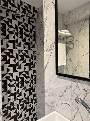 Chambre Double Économique | Salle de bain | Douche, articles de toilette gratuits, sèche-cheveux, chaussons