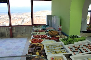 Breakfast buffet -  Loopy Lodge Hotel (Ürgüp)