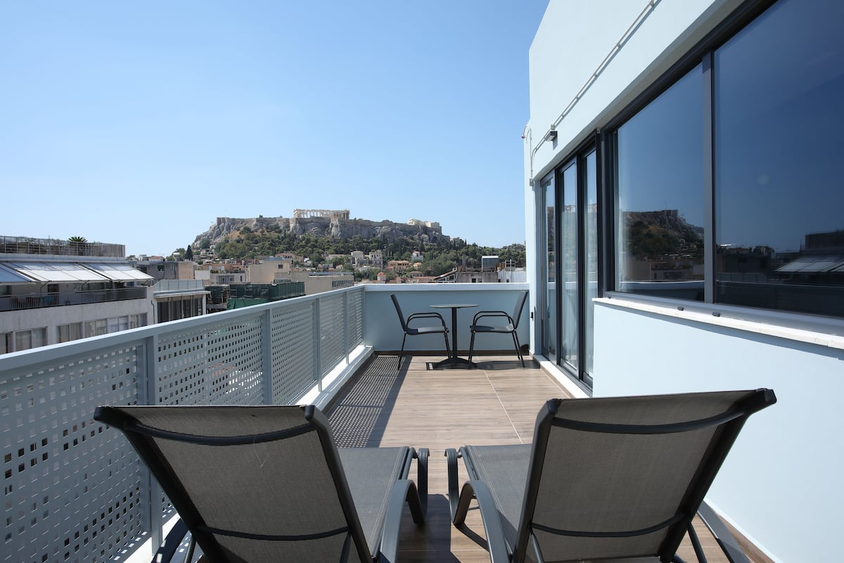 Deluxe Room, Balcony (Acropolis view) | In-room safe, blackout drapes, soundproofing, free cribs/infant beds