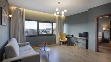 Suite junior, vistas a la ciudad | Zona de estar | Una Smart TV