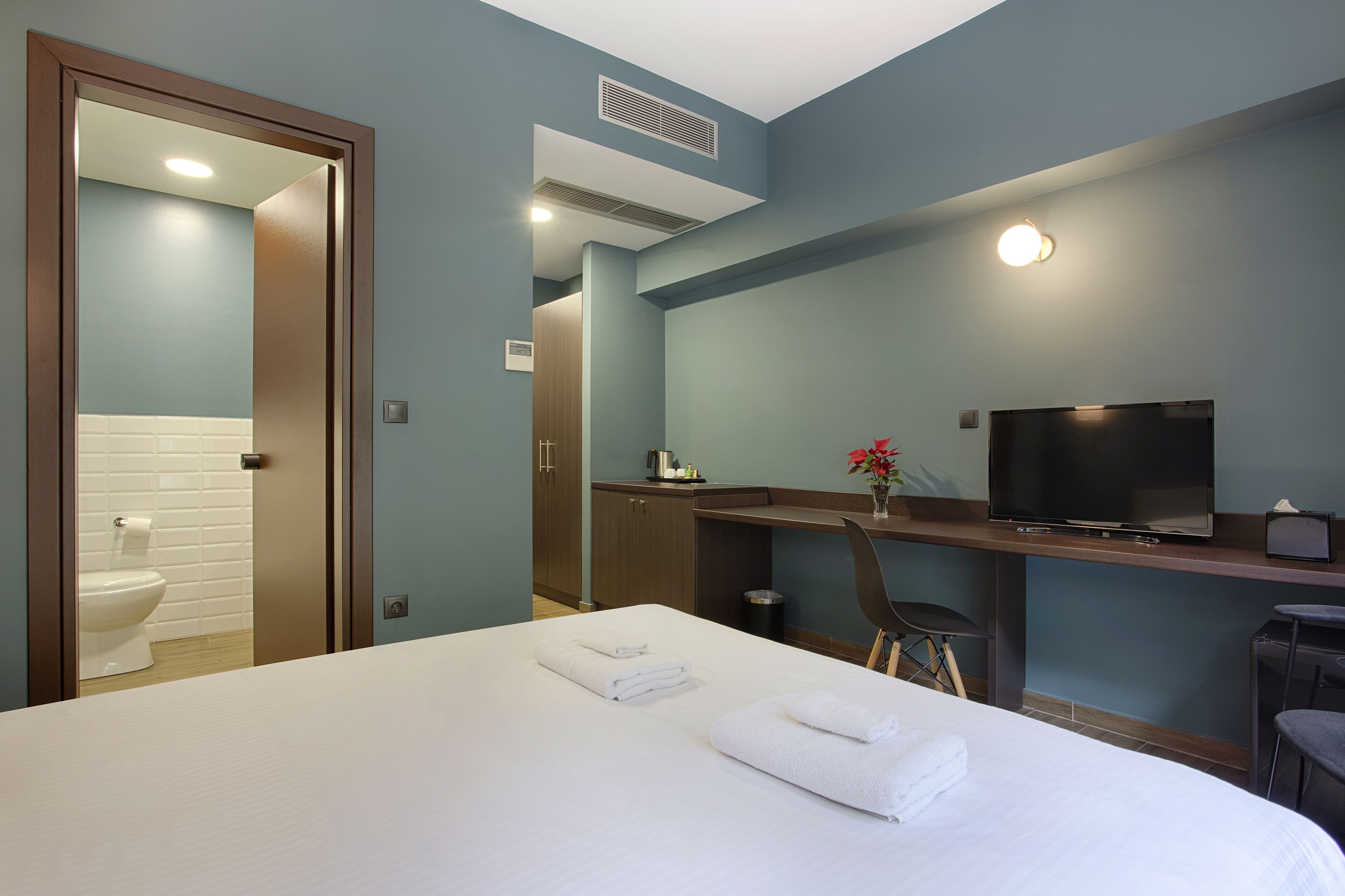 standard room (1st floor) | in-room safe, blackout curtains, soundproofing, free cots/infant beds