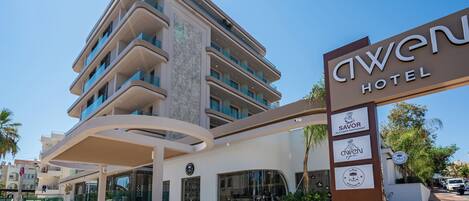 Un hotel de diseño moderno, con zona de estar al aire libre y múltiples opciones de restauración.