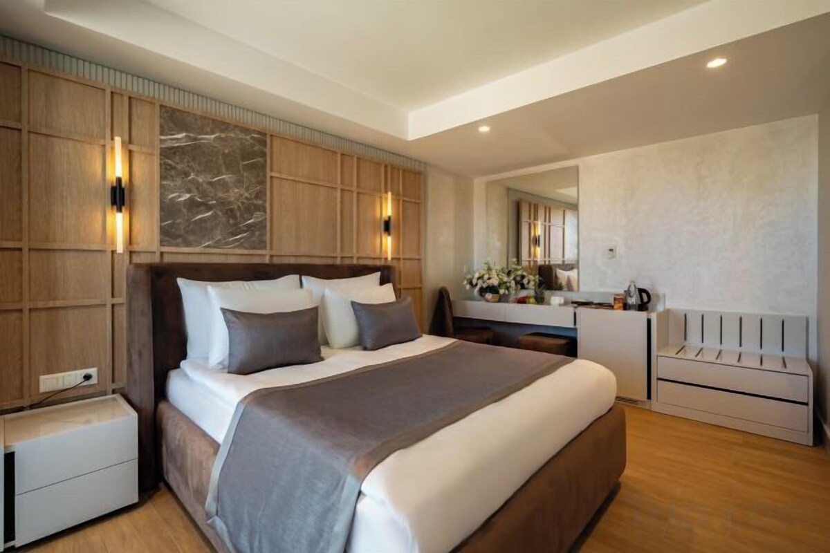 Premium bedding, Select Comfort beds, minibar, desk