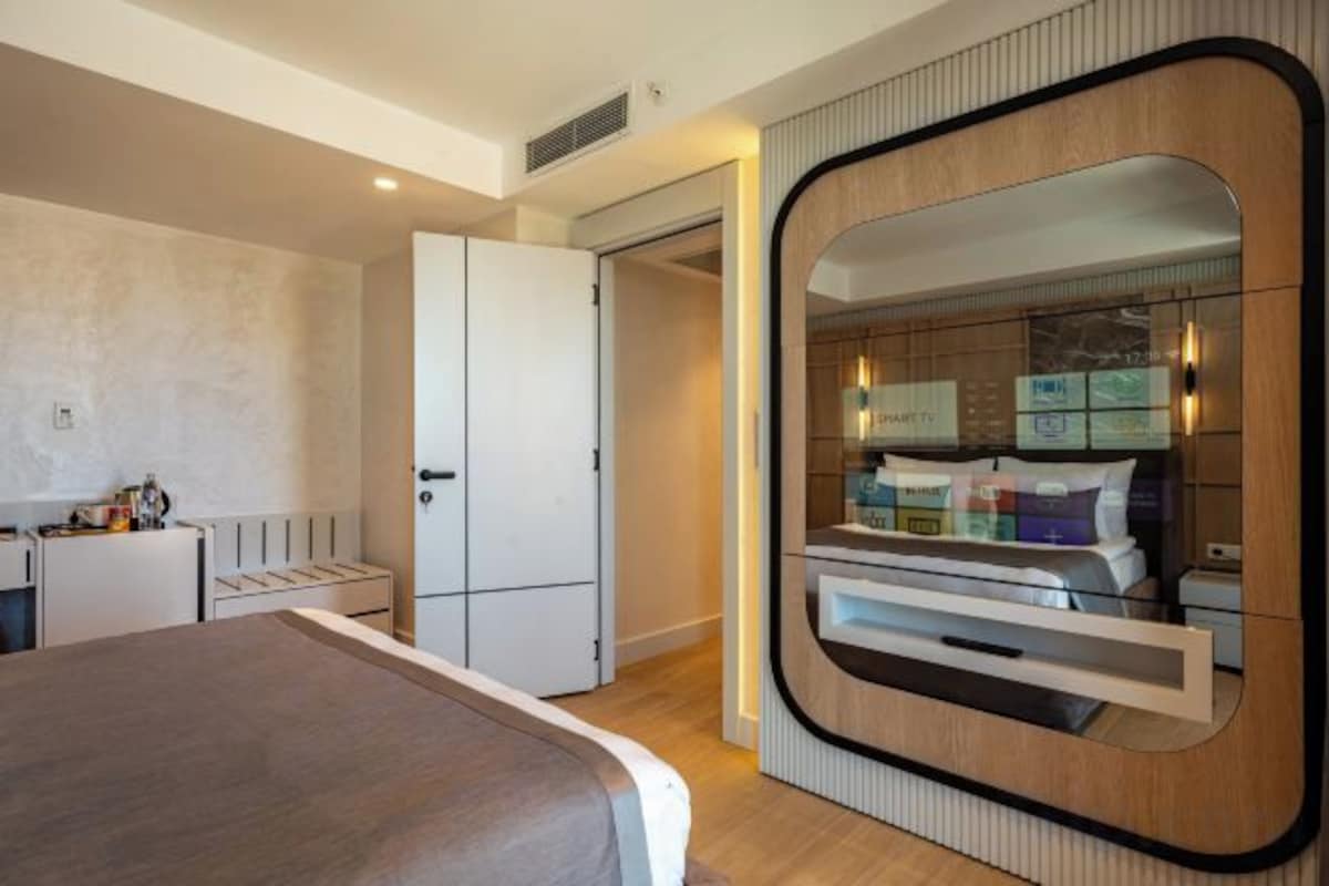 Premium bedding, Select Comfort beds, minibar, desk