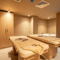 Sauna, vasca idromassaggio, bagno turco, trattamenti per il corpo