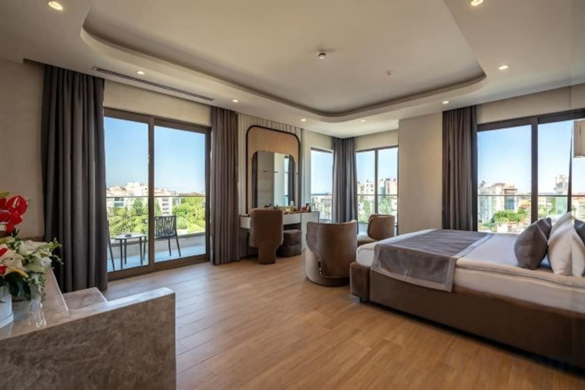 Premium bedding, Select Comfort beds, minibar, desk