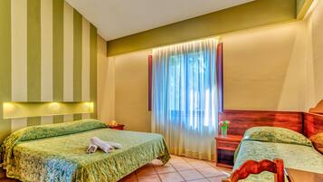 Driepersoonskamer | Een kluis op de kamer, individueel gedecoreerd, individueel gemeubileerd