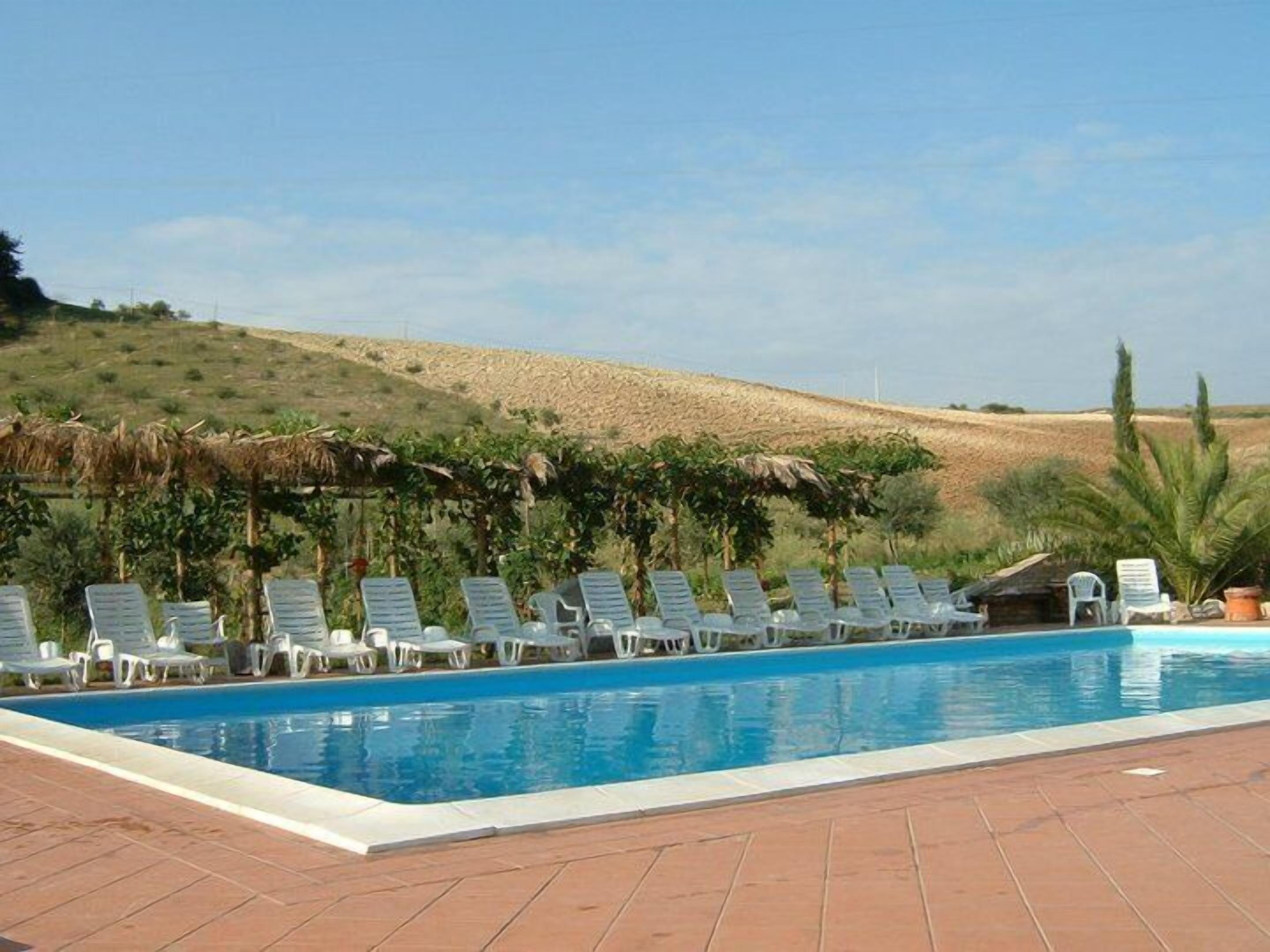 Piscina all'aperto, ombrelloni da piscina, lettini