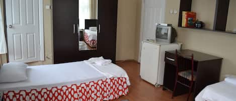 Habitación estándar con 2 camas individuales | Escritorio, insonorización, wifi gratis y ropa de cama