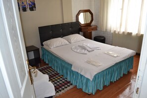 Meja, kalis bunyi, Wi-fi percuma, cadar katil 