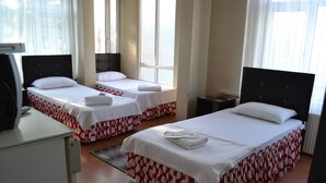 مكتب وتجهيزات عازلة للصوت وواي فاي مجانًا وملاءات أسرّة