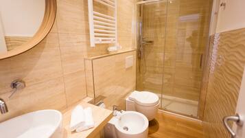 Ein modernes Badezimmer mit Waschbecken, Bidet und Duschkabine.